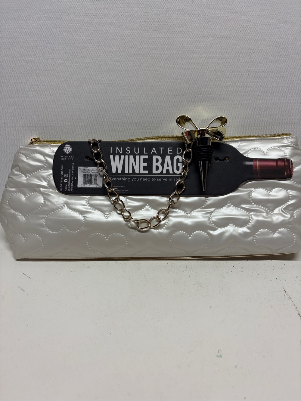 Insulated White Heart-Quilted Wine Travel Bag with Gold Chain